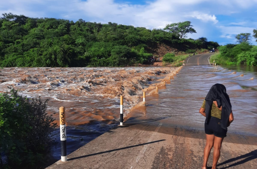  Após fortes chuvas, homem desaparece em rio e água chega próximo ao telhado de casas no Sul do PI – G1